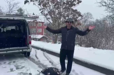 Kar yağışını aracın arkasına bağlanan kızaklarla kutladılar 