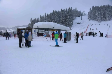 Kar yağışını fırsat bilen kayakçılar, Ilgaz Yurduntepe Kayak Merkezi’ne akın etti 
