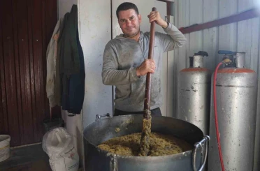 Kara kazanda pişen zeytinyağlı defne sabunu Türkiye’nin dört bir yanından rağbet görüyor 