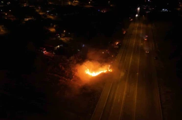 Kara yolu kenarındaki yangın evlere ulaşmadan söndürüldü 