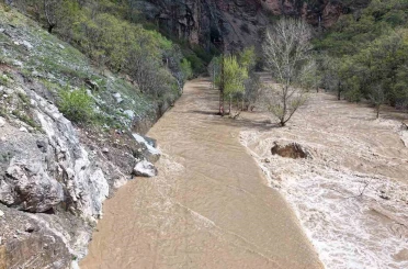 Kara yolu nehirle birleşti, yaşanan taşkın dron ile görüntülendi 