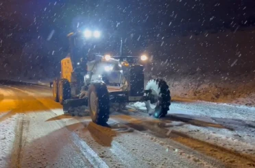 Karabük ve Safranbolu Belediyesi ekipleri kar küreme ve tuzlama çalışmalarını sürdürüyor 