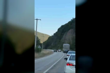 Karabük-Yenice kara yolunda tehlikeli sollamalar kamerada 