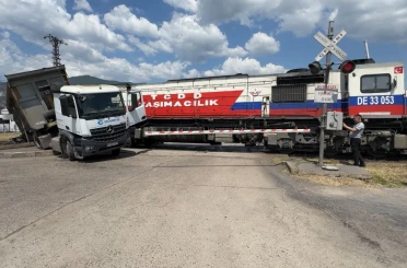 Karabük’te hemzemin geçitte lokomotif tıra çarptı 