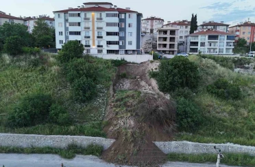 Karabük’te heyelan tehlikesi: Toprak kütlesi yola indi 