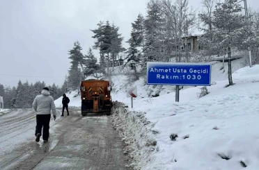 Karabük’te kar yağışıyla birlikte karayolları çalışmalarını sürdürüyor 