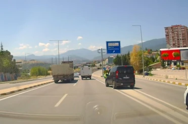 Karabük’te trafiği tehlikeye düşüren araçlar kamerada 