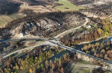 Karabük’te yanan ağaçlarla sonbahar renkleri aynı kadrajda görüntülendi 