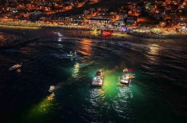 Karaburun sahili sarı-lacivert renklere büründü 