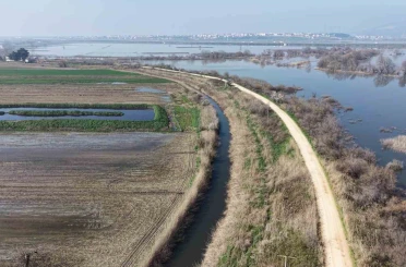 Karacabey çiftçisi yeni sezon ekimleri için suların çekilmesini bekliyor 