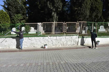 Karacabey’de mezarlıklara özenli bakım 