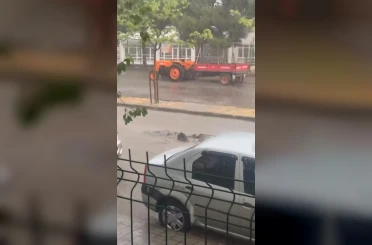 Karacabey’de şiddetli yağmur yolları göle çevirdi 