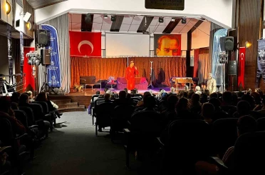 Karacasu’da ’İyi Delirdik’ tiyatro oyunu vatandaşlarla buluştu 
