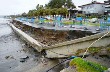 Karadeniz’de dev dalgalar sahili yıktı geçti 