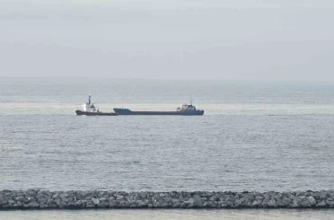 Karadeniz’de dron saldırılarında hasar alan bir gemi Zonguldak’a geldi 