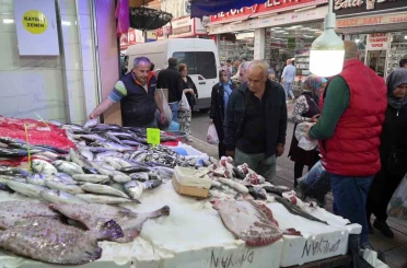 Karadeniz’deki olumsuz hava balık tezgahlarını etkiledi 