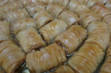 Karadeniz’in öne çıkan tatlıları arasında yerini alan Laz böreği ve gocaman gerdanı Ramazan’da daha çok ilgi görüyor 