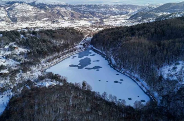 Karagöl Tabiat Parkı beyaza büründü, gölün yüzeyi buz tuttu 