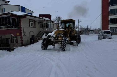 Karakoçan’da karla mücadele çalışmaları sürüyor 