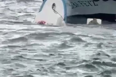 Karaköy’de yolcu vapuru balıkçı teknesine çarptı: Denize düşen kişi kurtarıldı 