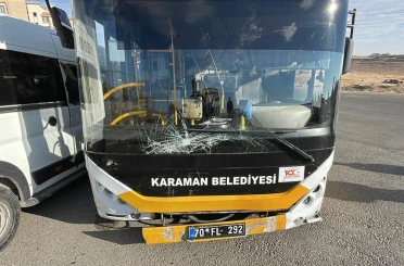 Karaman'da halk otobüsü ile okul servisi çarpıştı: 2 yaralı
