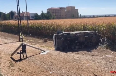 Karaman’da kamyonet yol kenarına devrildi: 2 yaralı