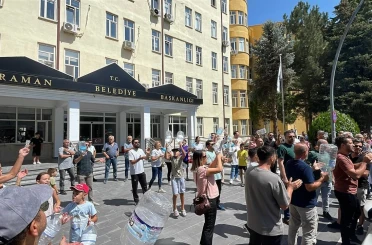 Karaman’da 3 gündür susuz kalan site sakinleri durumu belediye önünde protesto etti 