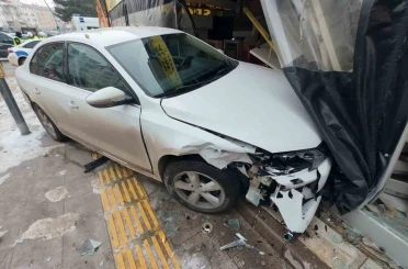 Karaman’da 3 kişinin yaralandığı kazada otomobil iş yerine daldı 