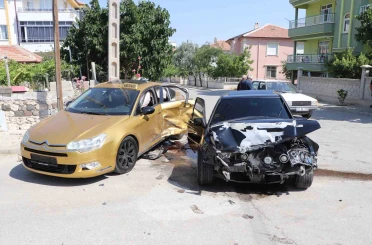 Karaman’da iki otomobilin çarpıştığı kazada 3 kişi yaralandı: Kaza anı kameraya yansıdı 
