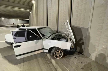 Karaman’da kontrolden çıkan otomobil alt geçidin duvarına çarptı 