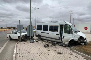 Karaman’da minibüs ile kamyonetin çarpıştığı kaza kamerada: 1 yaralı 