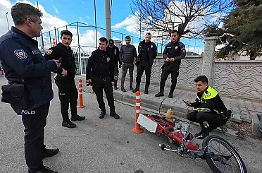 Karaman’da motosikletin çarptığı polis memuru yaralandı