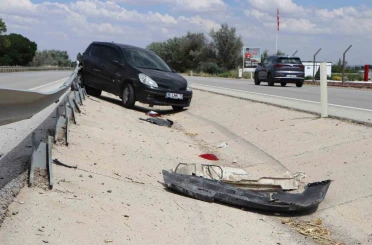 Karaman’da otomobil bariyerlere çarptı: Kaza anı kamerada 