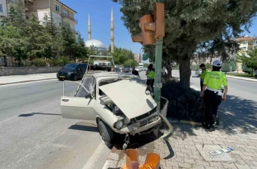 Karaman’da otomobil trafik lambasına çarptı: 1 yaralı 