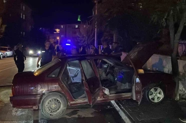 Karaman’da park halindeyken hareket eden otomobil, ağaca çarparak yandı 