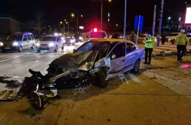 Karaman’da polisten kaçan şüpheliler kaza yaptı: 3 yaralı 