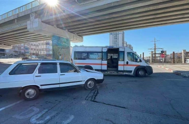 Karaman’da yolcu minibüsü ile otomobil çarpıştı: 2 yaralı 