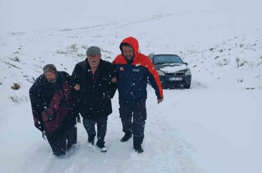 Karaman’da yolda kalan iki araçtaki 4 kişi kurtarıldı 