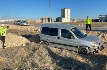 Karaman’da yoldan çıkan hafif ticari aracın sürücüsü yaralandı 