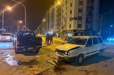 Karapınar'da kamyonet ile otomobil çarpışmasıyla 1 kişi yaralandı