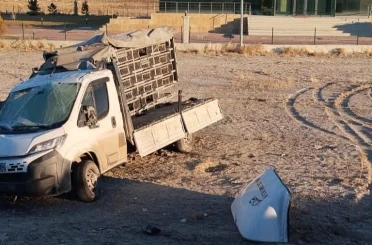 Karapınar'da kamyonet şarampole yuvarlandı