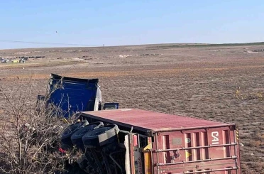 Karapınar’da çekici devrildi: 1 yaralı 