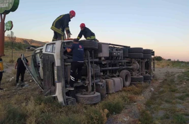 Karapınar’da kamyon devrildi: 2 yaralı 