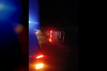 Karapınar’da kamyon şarampole devrildi: 2 yaralı