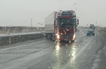 Karapınar’da şiddetli rüzgar ve sağanak sürücülere zor anlar yaşattı 