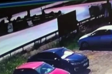 Karasu Belediyesi’ne ait araç ile otomobil kavşakta çarpıştı 