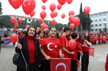 Karasu’da sokaklar kırmızı beyaza büründü 
