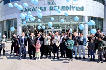 Karatay’da mavi balonlar gökyüzüne bırakıldı