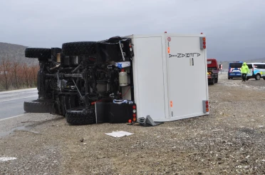Karavanla otomobilin çarpışmasıyla 1'i ağır 3 kişi yaralandı