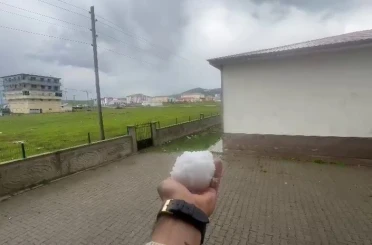 Karayazı’da ceviz büyüklüğündeki dolu şaşırttı 